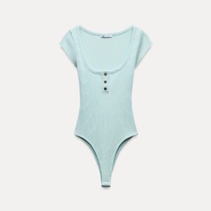 BODY CÔTELÉ AVEC BOUTONS